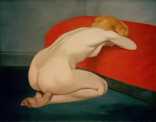 Mulher nua ajoelhada diante de um sofá vermelho