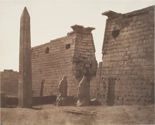 Luxor (Tebas), construção anterior - pilone, colossos e obelisco
