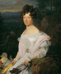 Senhora com um vestido branco em frente a uma paisagem do Bosque de Viena
