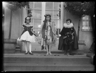 Filhos de Ferdinand mancham o fato de mulher