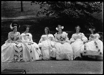 Mulheres jovens numa festa no jardim da casa Wittgenstein