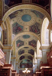 Vista do teto da biblioteca de caixotão com estrutura de estuque dourado em torno de caspa ilustrando cenas bíblicas e clássicas, 1844