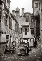Um pátio rodeado por edifícios em Veneza, c.1880