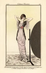 Mulher com vestido de musselina de seda lilás e colete de veludo preto, a olhar-se ao espelho. Deshabillé de musselina de seda lilás, drapeado e guarnecido de pele, pequena casaca de veludo preto estampado. Água-forte em pochoir colorida à mão a partir de