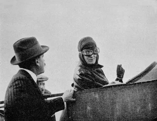 Miss Trehawke-Davies no banco do passageiro de um de seus monoplanos de Bleriot, 1913 1934