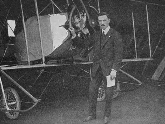 Um dos melhores instrutores: Lewis WF Turner em pé ao lado de um biplano de treinamento Caudron, 1913 1934