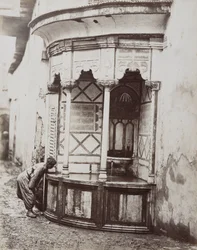 Um homem a beber de uma fonte da esquina, numa rua de Damasco, na Síria.