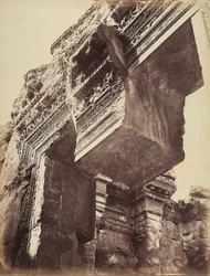 Detalhe da entrada de um templo, na zona arqueológica de Heliópolis ou Baalbek, antiga cidade síria, hoje Lebanoni.