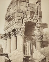 Detalhe dos pronaos do Templo de Baco, na zona arqueológica de Heliópolis ou Baalbek, antiga cidade síria, hoje Líbano.