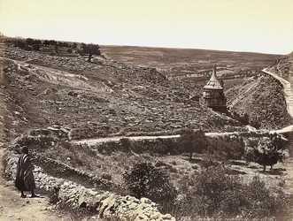 Vista panorâmica do Vale do Cedron ou Josafat, com o Túmulo de Absalom, na periferia de Jerusalém. Um mas é olhar para a vista da rua