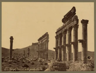 Parte do Grande Colonnade, Castelo Qalaat Ibn Maan à distância, Palmyra, c.1875 (estampa do álbum)