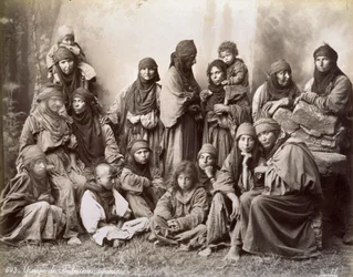 Retrato de um grupo de beduínos sírios em humildes trajes étnicos