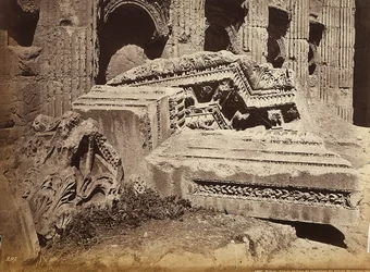 Ruínas de um friso do Templo de Júpiter ou Templo do Sol, na zona arqueológica de Heliópolis ou Baalbek, antiga cidade síria, hoje Líbano.