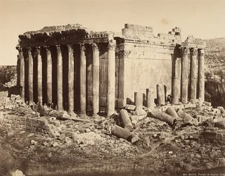 O Templo de Baco, na zona arqueológica de Heliópolis ou Baalbek, antiga cidade síria, hoje Líbano.
