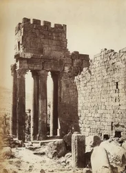 As ruínas do Templo de Júpiter ou do Sol, na zona arqueológica de Heliópolis ou Baalbek, antiga cidade síria, hoje Líbano.