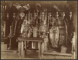 XII e XIII estações, Calvário, altar grego