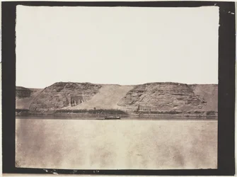 Vista geral dos monumentos esculpidos na rocha com os fotógrafos Dahabieh. Abu Simbel, 1851-1852.