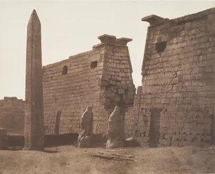 Luxor Tebas, Construção Anterior - Pilão Colossos e Obelisco, 1851-52.