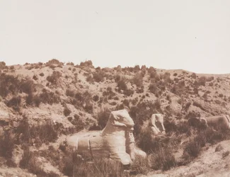 Esfinges com cabeça humana e cabeça de carneiro no ponto Y. Karnak Tebas, 1851-1852.