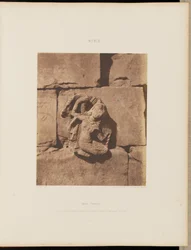 Tâfah (Taphis). Construções com bases curvas - Figura de um nicho esculpido