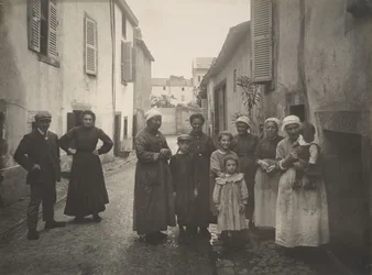 [Grupo de adultos e crianças em uma rua de aldeia em Auvergne], c. 1910.