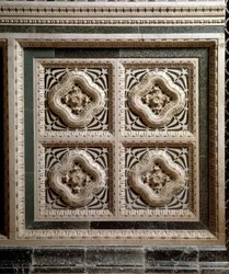 Detalhe da parede de mármore que suporta o púlpito de mármore