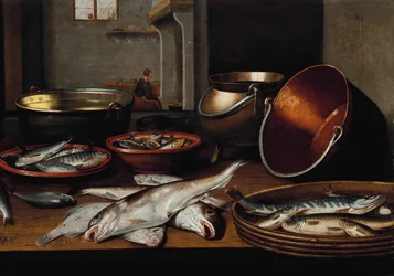 Interior de uma cozinha com peixe e utensílios numa mesa