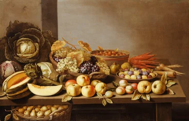 Tigelas de frutas e nozes em uma mesa de madeira com uma cesta de peras por baixo,