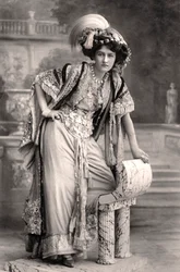 Elizabeth Firth, atriz, 1908.