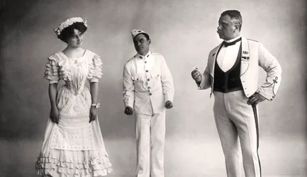 Florence Jameson, Reginald Switz e Alfred Clarke em uma cena de The Blue Moon, século XX.