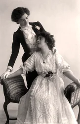 Lily Elsie 1886-1962 e Adrienne Augarde 1882-1913, atrizes inglesas, 1907.