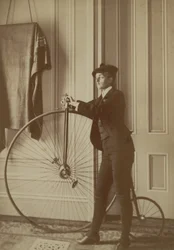 Dentro de casa com uma bicicleta Penny Farthing Bicycle, c.1890 (foto sépia)