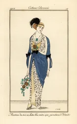 Mulher com vestido de cetim azul cinzas com renda irlandesa. Manteau du soir en cetim bleu cendre avec garnitures d