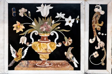 O altar principal, equipado com duas mesas, sobrepostas por um grandioso tabernáculo de mármore, detalhe