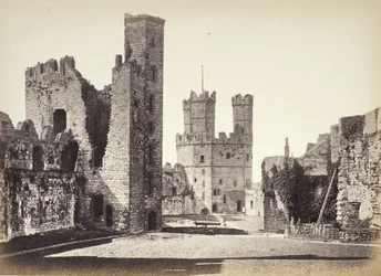 Castelo de Carnarvon, interior, vista para a Torre da Águia