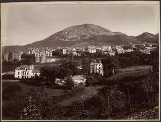 [Cidade no sopé da montanha].