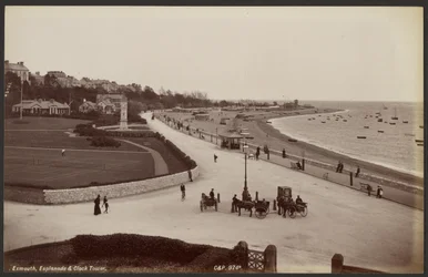 Exmouth, esplanada e torre do relógio