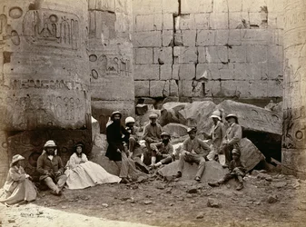 Fotografia de grupo no hall das colunas, Karnak, Tebas, 1862