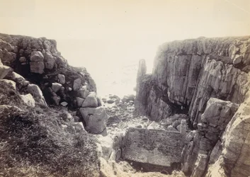 [Entrada rochosa com Seascape], década de 1870.