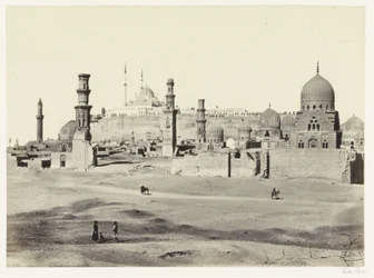 Vista da parte sul da necrópole no Cairo
Túmulos no cemitério do sul. Primeira Vista. (título sobre o objecto)