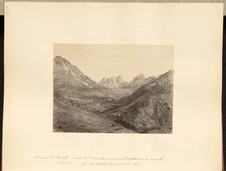 Monte Horeb (Sinai), "e o monte fumegava todo, porque o Senhor descia em fogo".