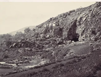 Fonte principal do Jordão, fluindo de uma caverna perto de Banias, perto do local do ..., c. 1857.