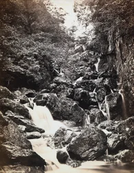 Paisagem do rio perto de Derwentwater em Grâ Bretanha.