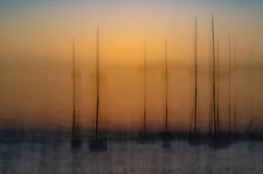 Veleiros ao pôr-do-sol desfocados