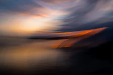 Pôr-do-sol vibrante com efeito de desfoque de movimento