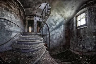 Escadaria em espiral abandonada