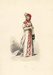 Mulher de vestido branco com desenho de veludo.