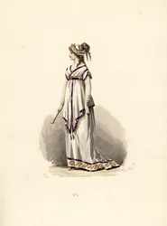 Mulher em vestido de túnica branca aparada com veludo lilás.