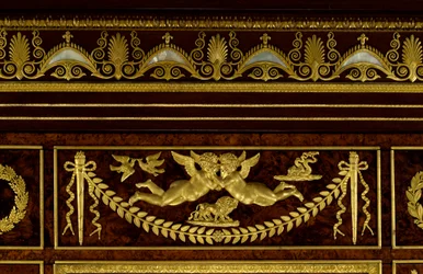 Móveis: detalhes das jóias do guarda-roupa da Impressora Josephine de Beauharnais (Marie-Joseph-Rose de Tascher de la Pagerie) (Marie Joseph Rose) (1763-1814) em madeira, bronze dourado por François Jacob-Desmalter (Jacob Desmalter) (1770-1841)