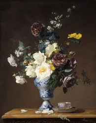 Rosas e outras flores em um vaso azul e branco e uma xícara de chá em uma borda, 1876